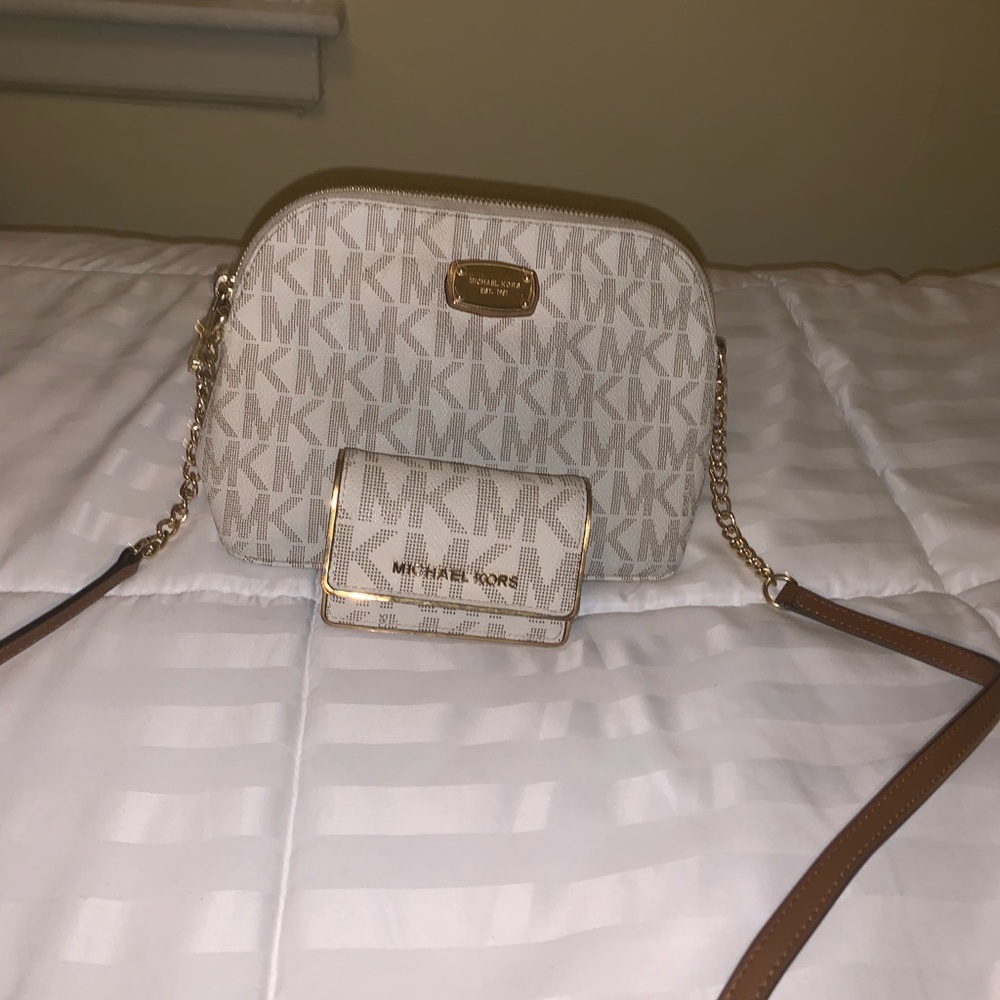 Matching card holder and crossbody vanilla mk logo
